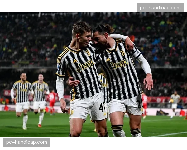 尼斯主帅赛前确认，将延续三中卫体系应对巴黎，强调防守纪律高于一切