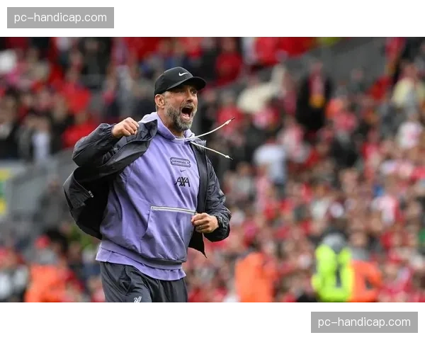 转播画面显示，克洛普在场边查看实时射门数据平板